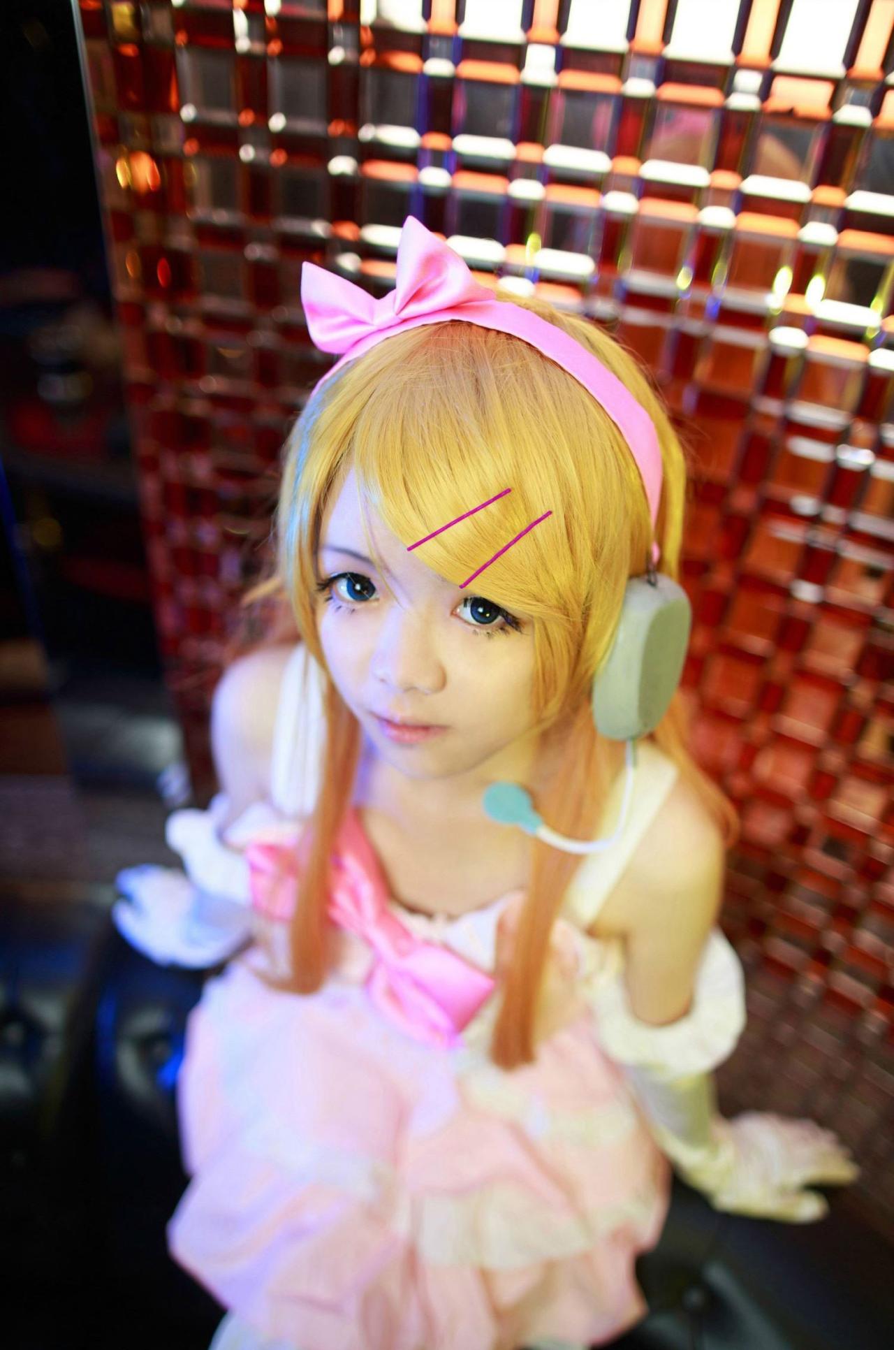 大连二扮演高坂桐乃坐在沙发上