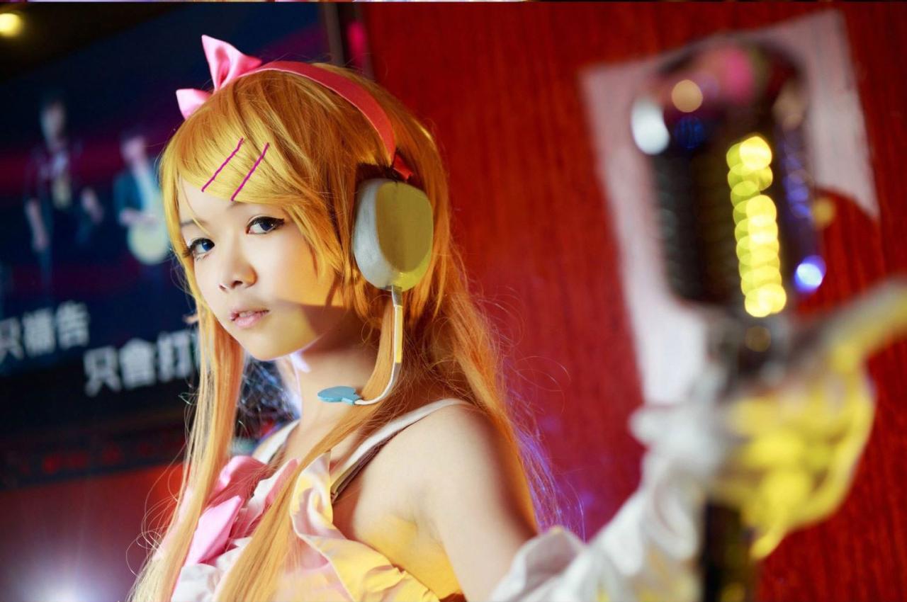 大连二扮演高坂桐乃一手握着话筒上半身照