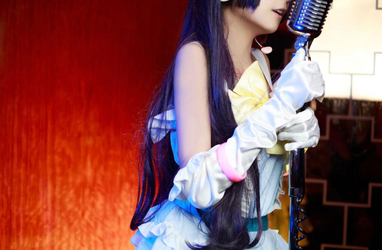 桃小陌扮演五更琉璃对着话筒演唱