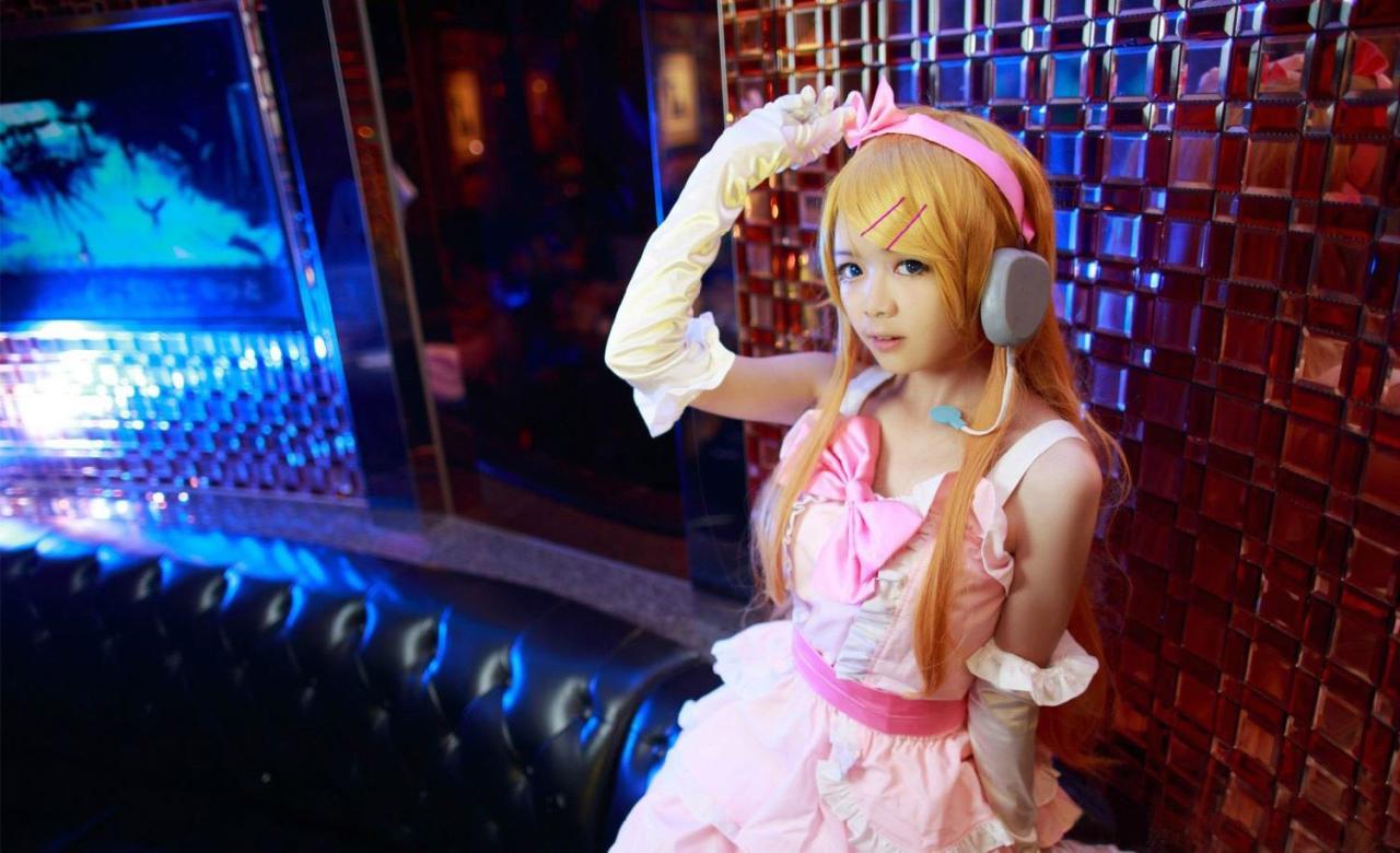 大连二扮演高坂桐乃靠坐在沙发上，右手捏着蝴蝶结发饰