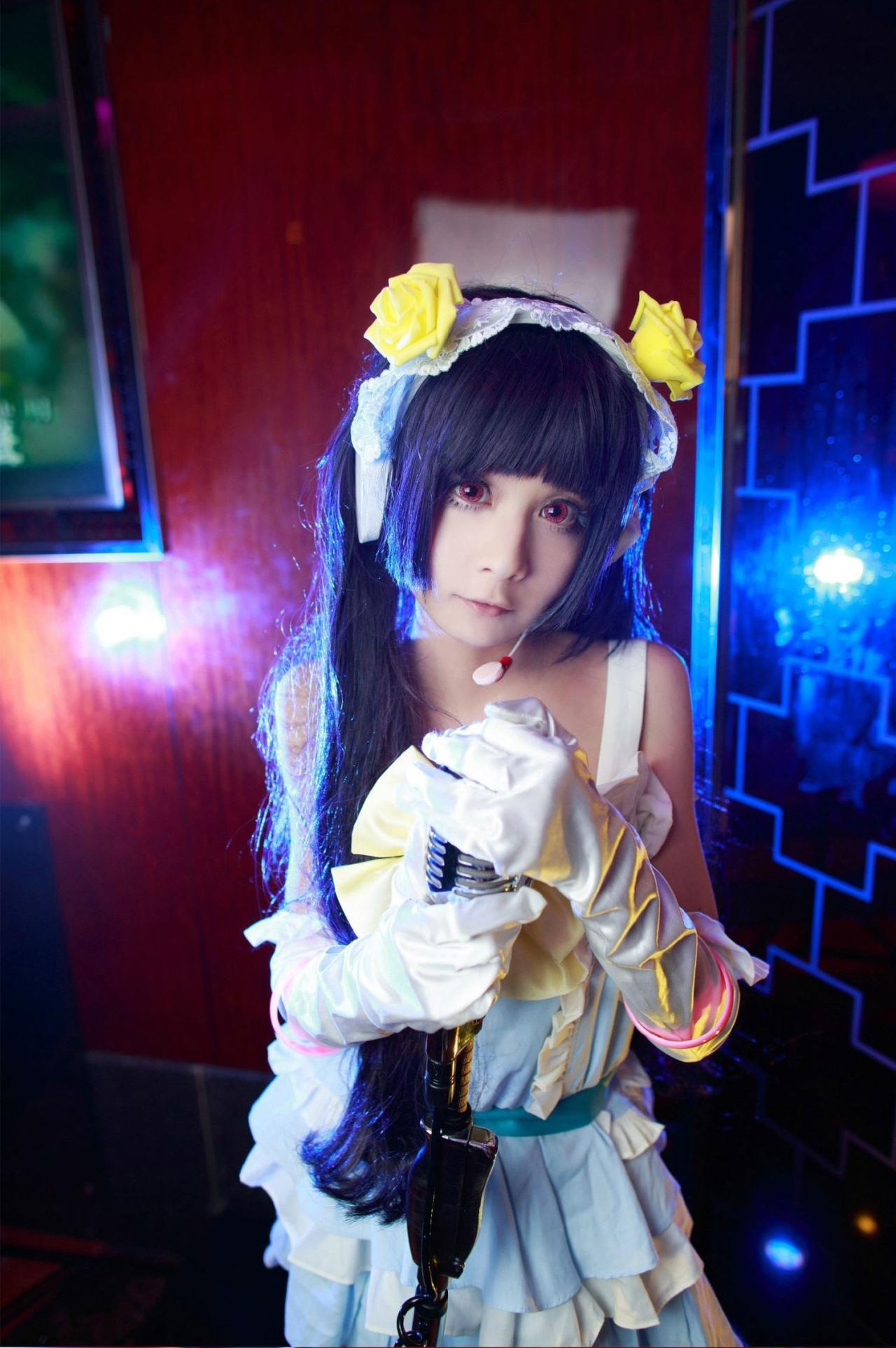 桃小陌扮演五更琉璃双手扶着话筒