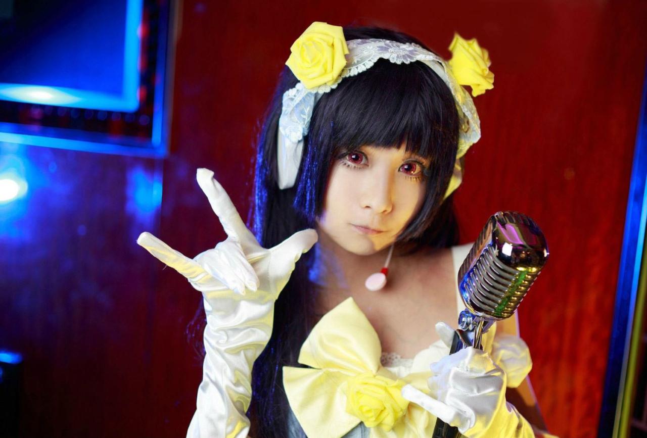 桃小陌扮演五更琉璃作ILOVEYOU手势