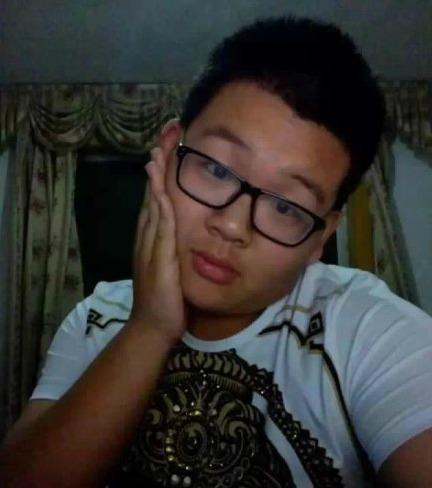 男生右手贴着脸歪着脑袋卖萌