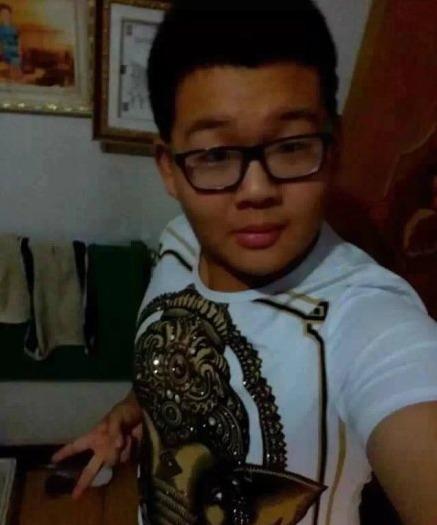 男生侧身剪刀手自拍