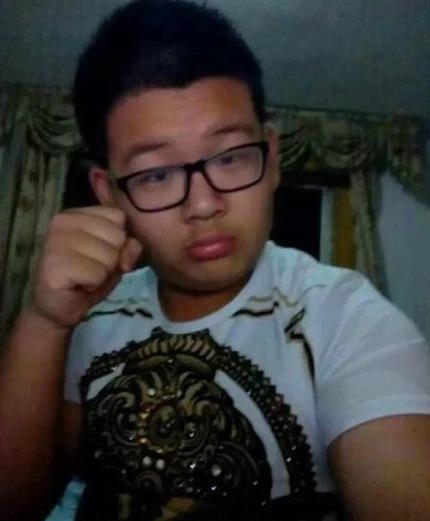 男生半握拳扮小猫姿势