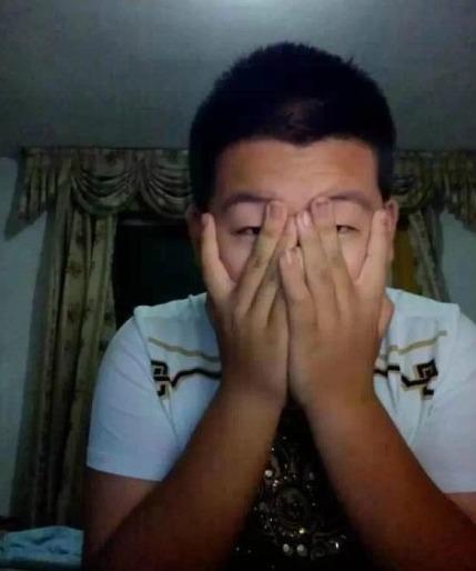 男生双手贴脸，露出眼睛姿势