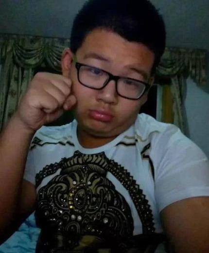 男生扮小猫嘟嘴卖萌