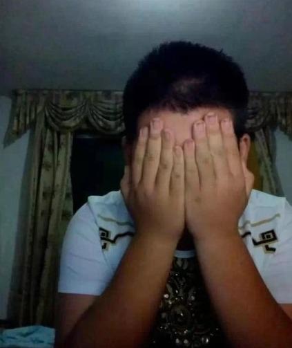 男生双手遮住脸，羞答答的姿势