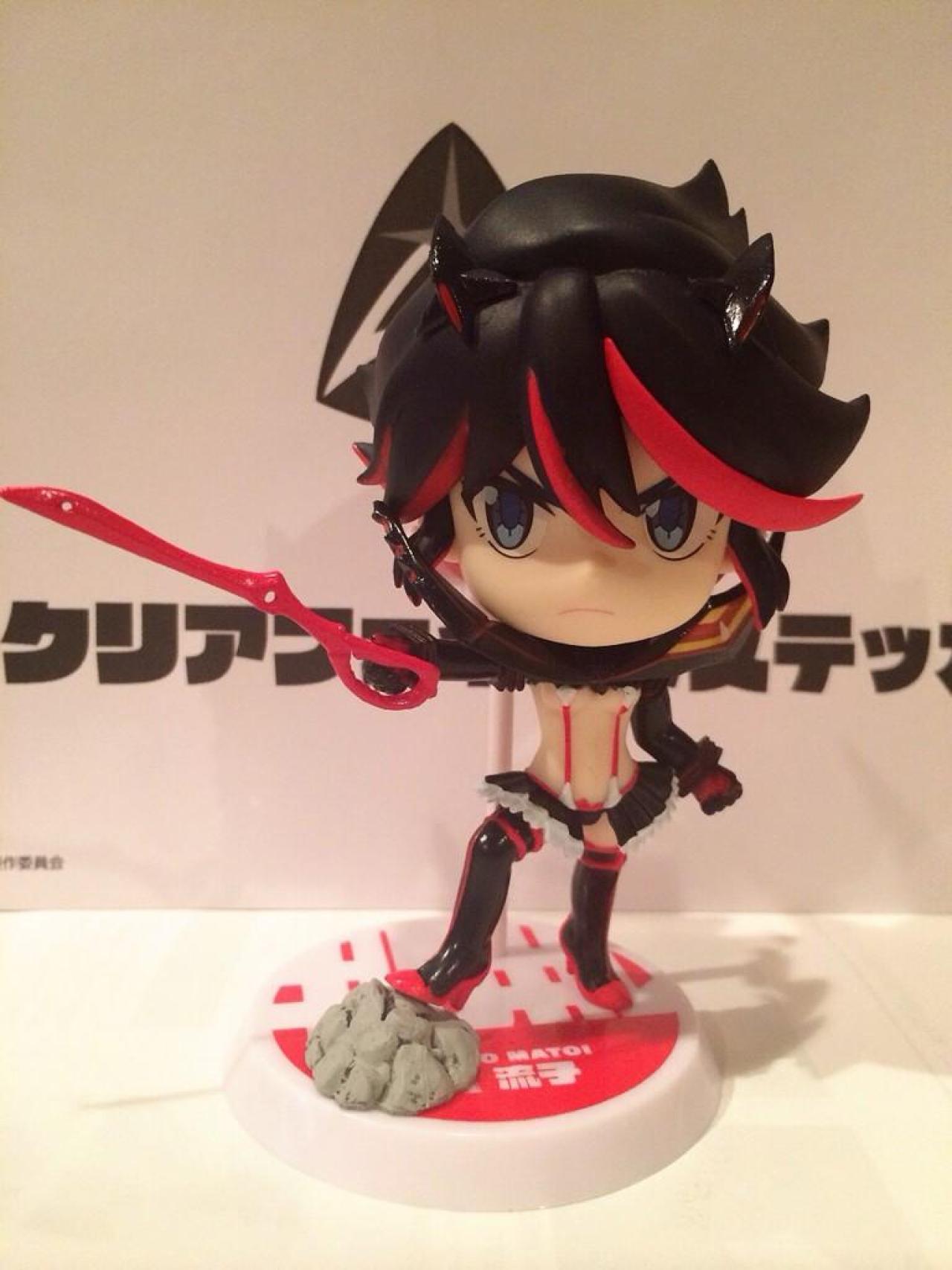 GoiGoi的手办拿着武器的少年