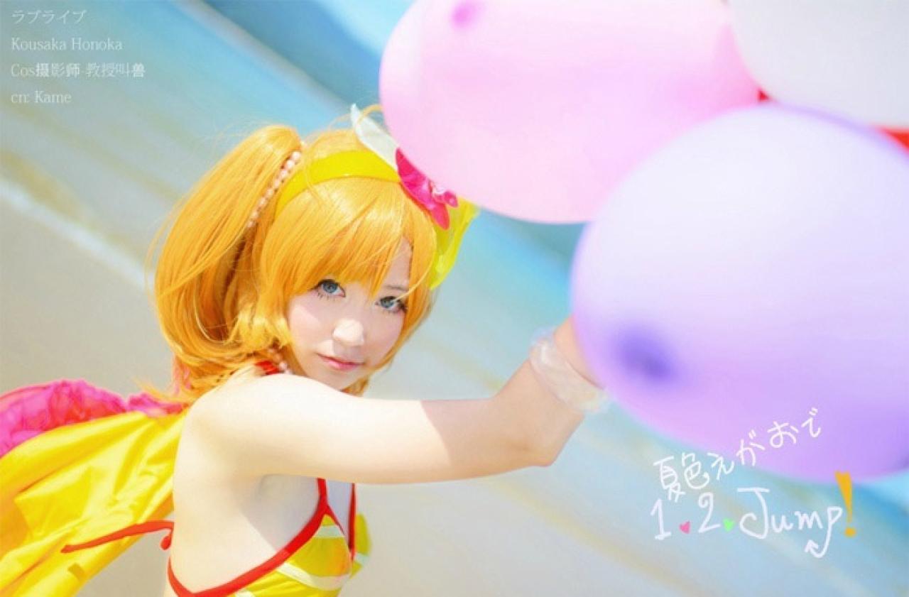 肉龟子扮演LoveLive!高坂穗乃果拿着一大束紫色气球的横幅照