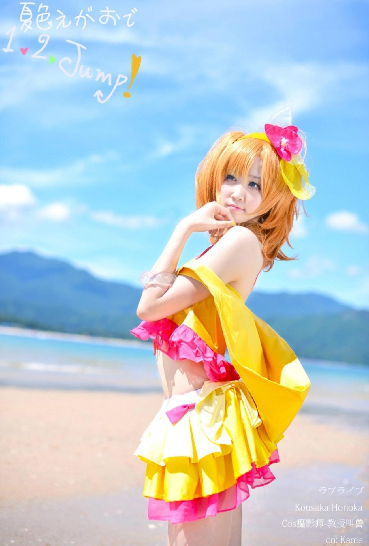 肉龟子扮演LoveLive!高坂穗乃果半披着上衣，左手扶着下巴侧面照