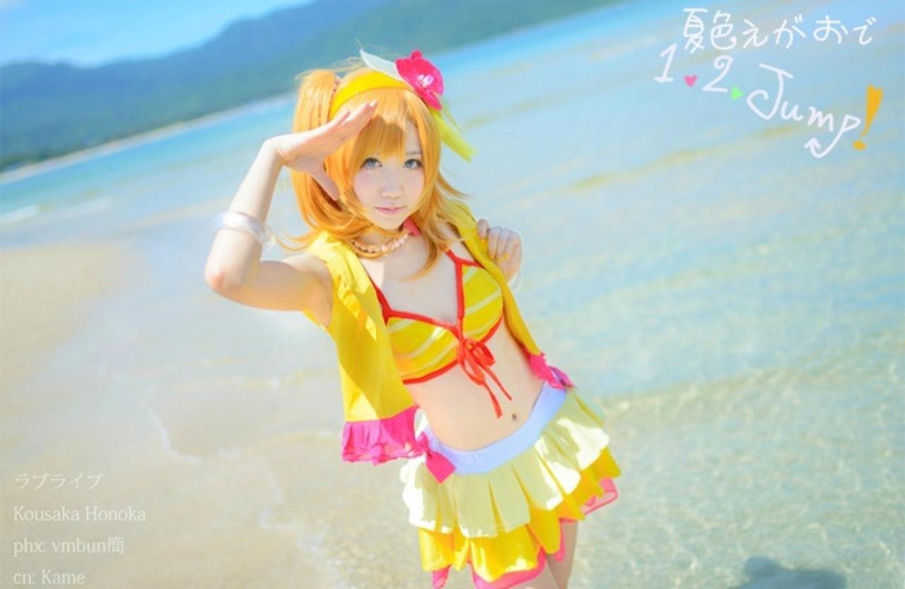 肉龟子扮演LoveLive!高坂穗乃果右手放在眼睛前，眺望的姿势