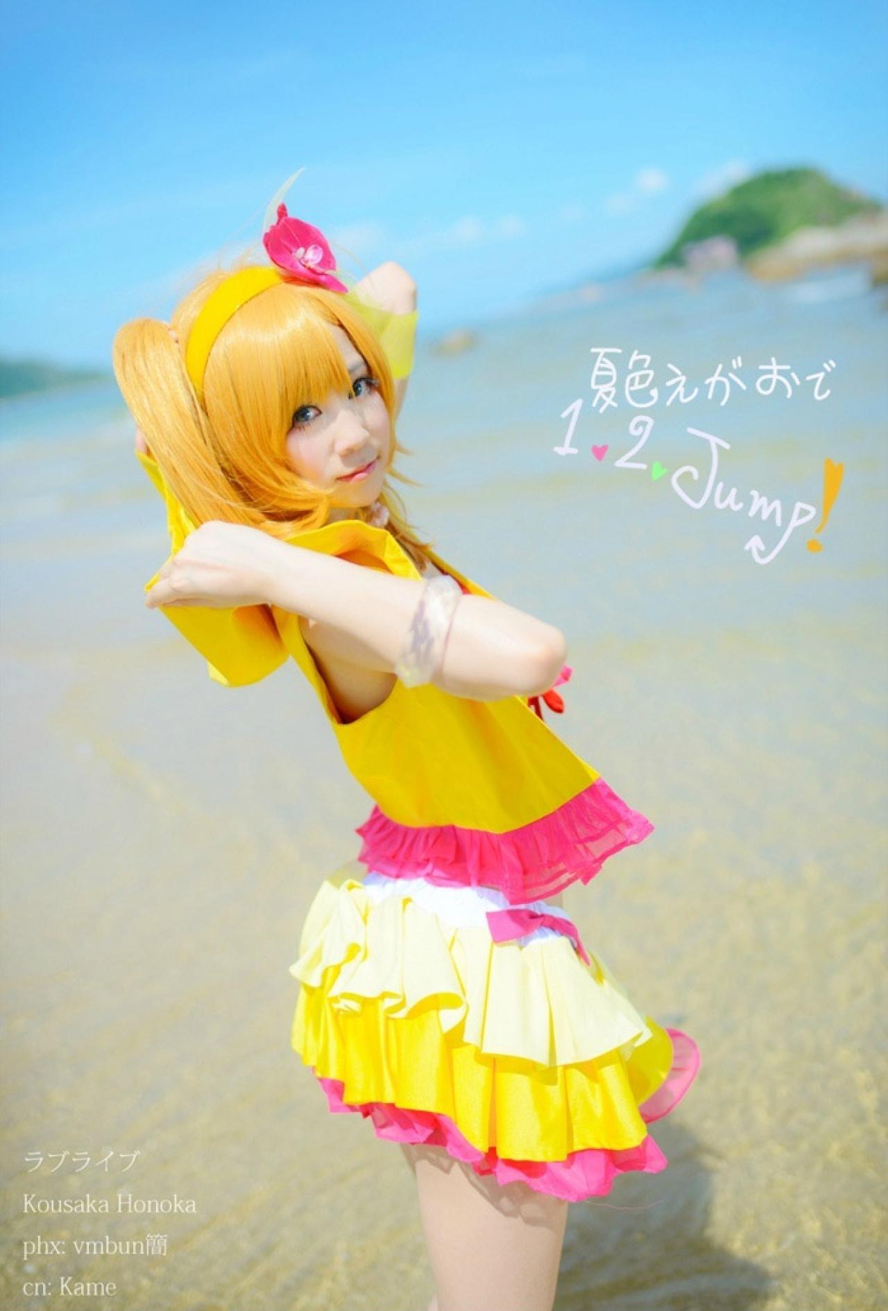 肉龟子扮演LoveLive!高坂穗乃果撩起衣角的侧面照