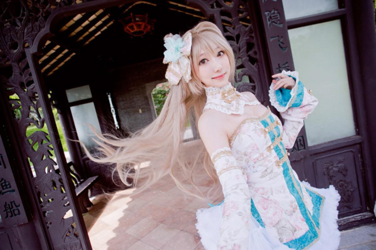 SAIDA扮演LoveLive!南小鸟，布景是古色建筑