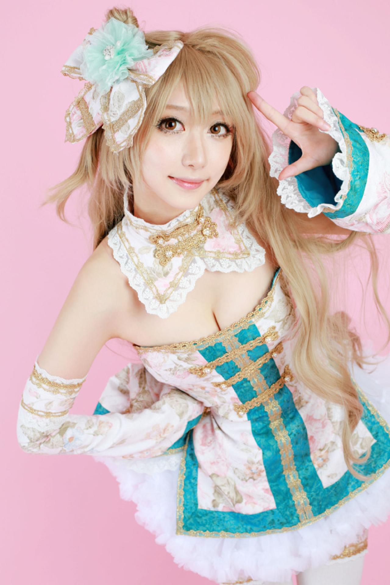 SAIDA扮演LoveLive!南小鸟作八字手势正面姿势