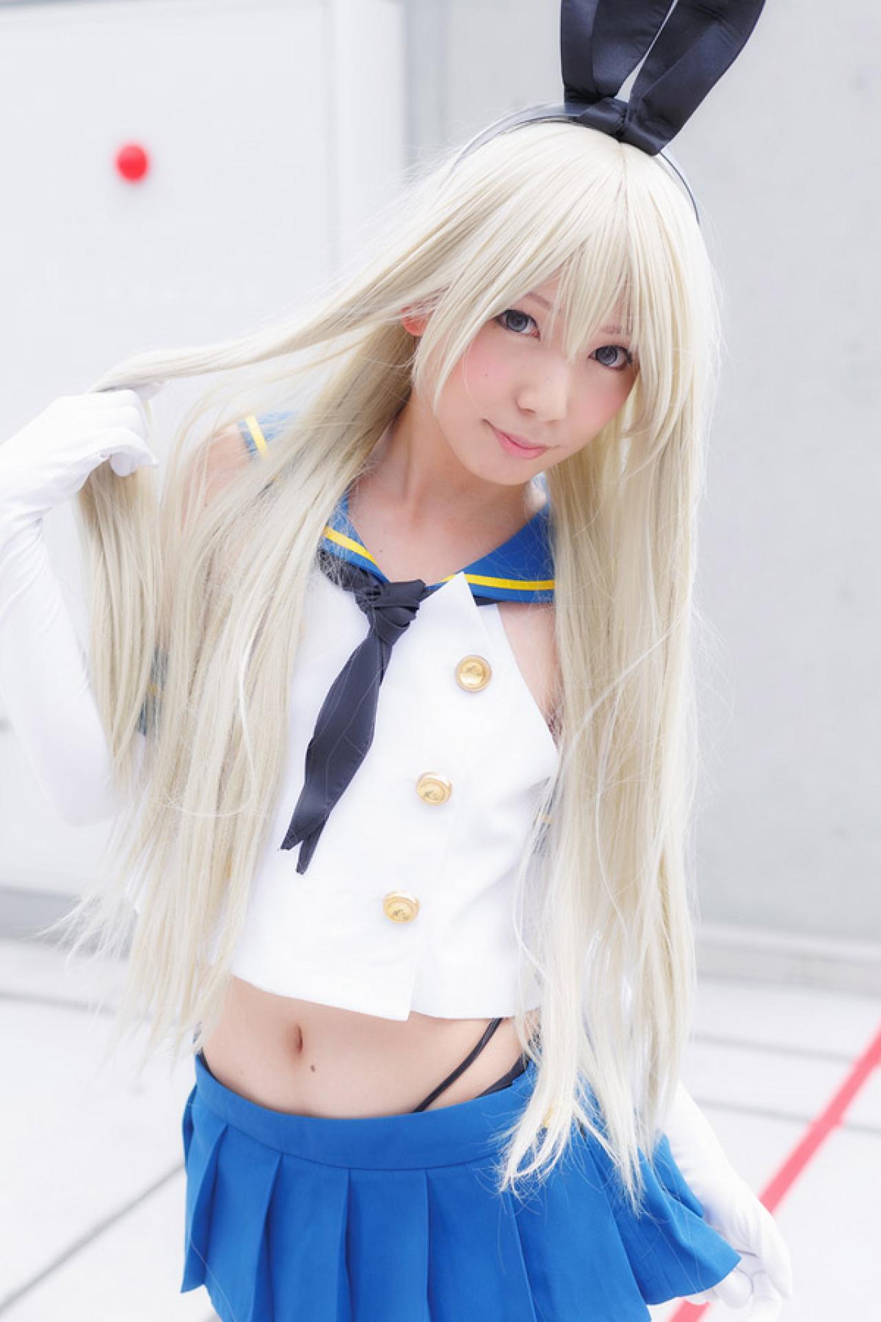 こよみ戴着兔耳朵，撩起金色长发，穿着水手服的C86场照