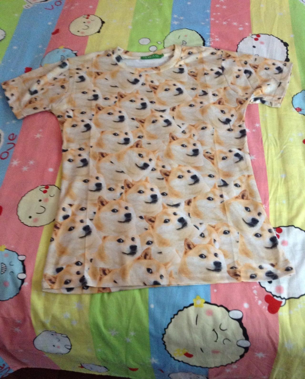 萌妹子散散收到的DOGE新T恤，上面密密麻麻的是DOGE的经典表情