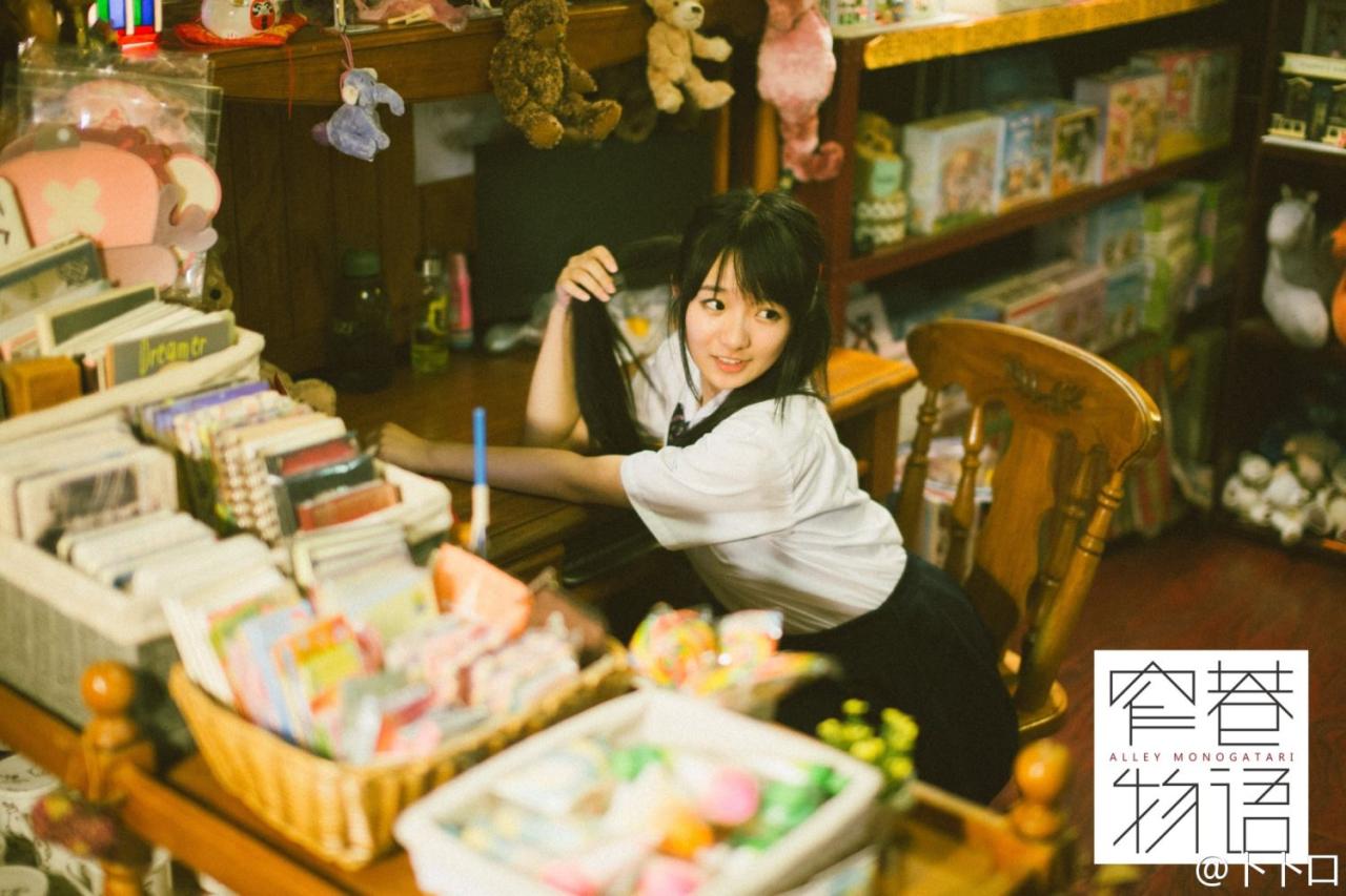 暴娇班长小陆离扒在桌子上，抓起一束马尾