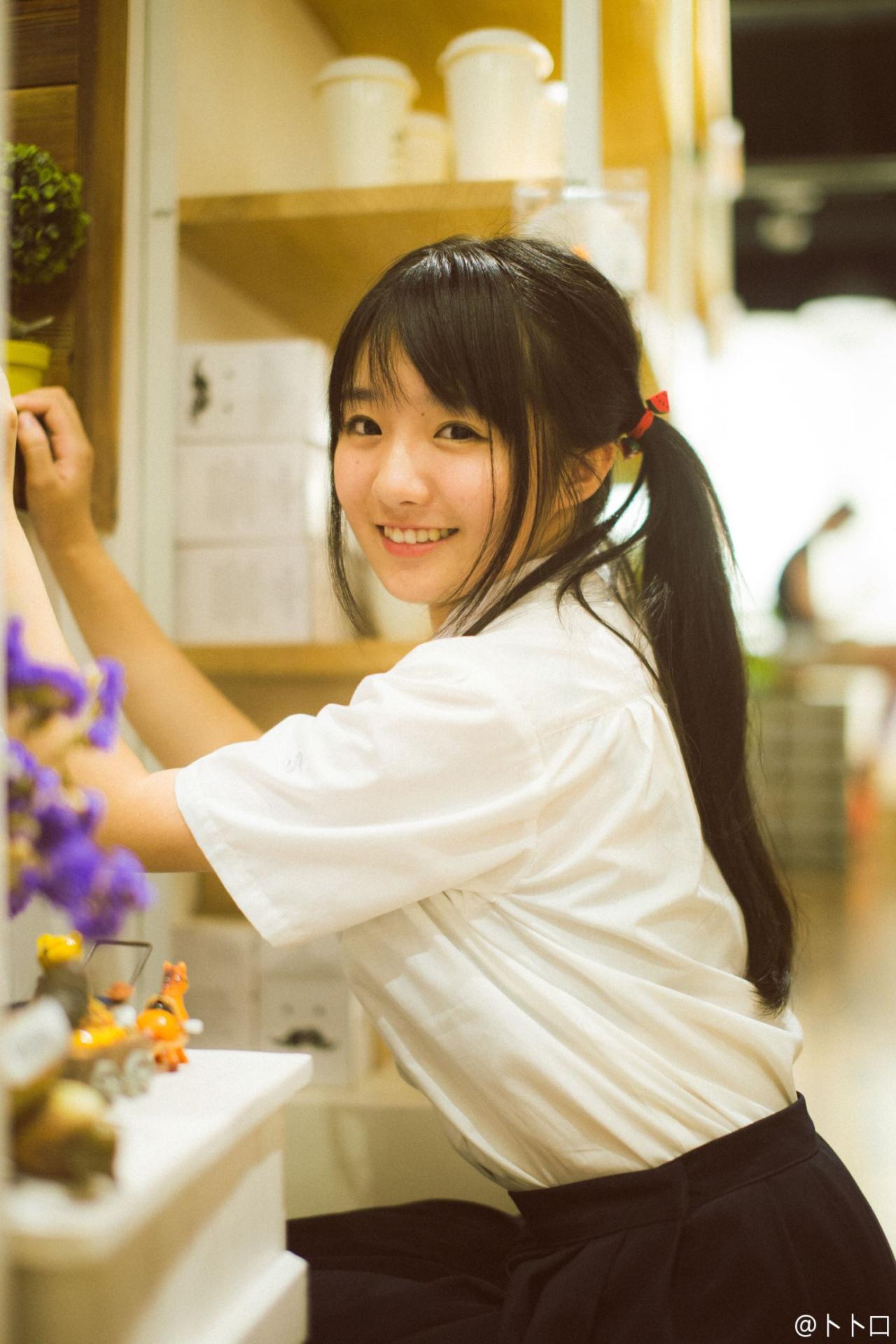 暴娇班长小陆离微笑的侧面照