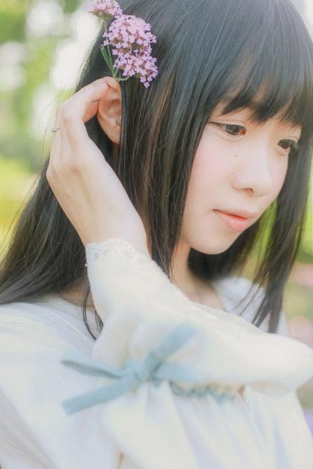 鳄鱼同学捋了一捋黑色长直发