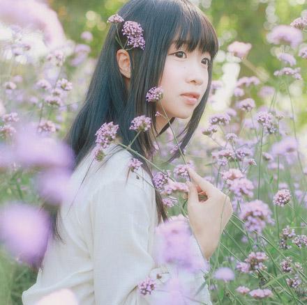 鳄鱼同学在花海中将薰衣草捋到肩部侧面照