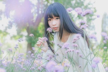 鳄鱼同学捋起一束薰衣草，轻闻味道