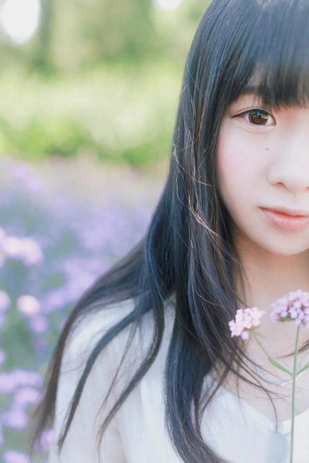 鳄鱼同学拿起一束薰衣草的半边脸