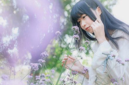 鳄鱼同学一边捋头发，一边嗅着薰衣草的味道