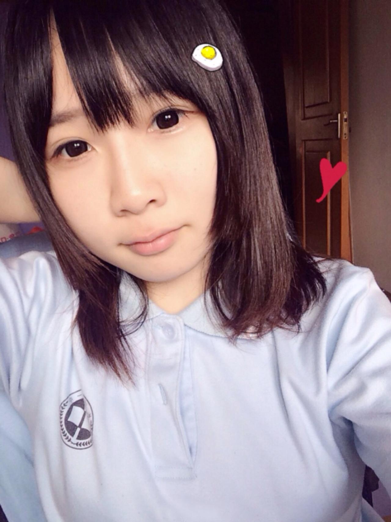 少年玩星妈扒在桌子上，戴着煎蛋发饰的自拍照一张