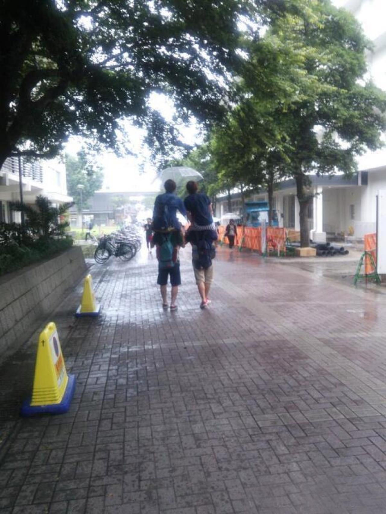 四个男孩如何撑一把伞 ucchida23抓拍