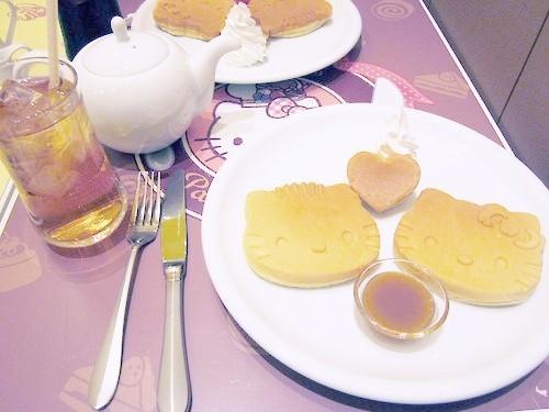 两块HelloKitty脸部形状的甜点