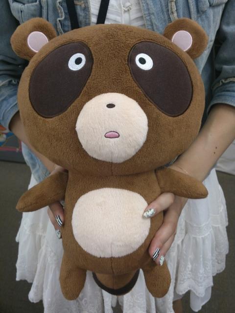 萌妹子抱着呆萌的狸猫君娃娃玩偶