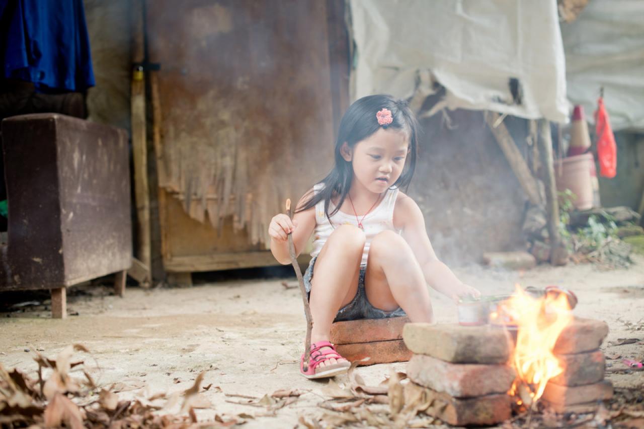 诗诗惊奇的看着灶台