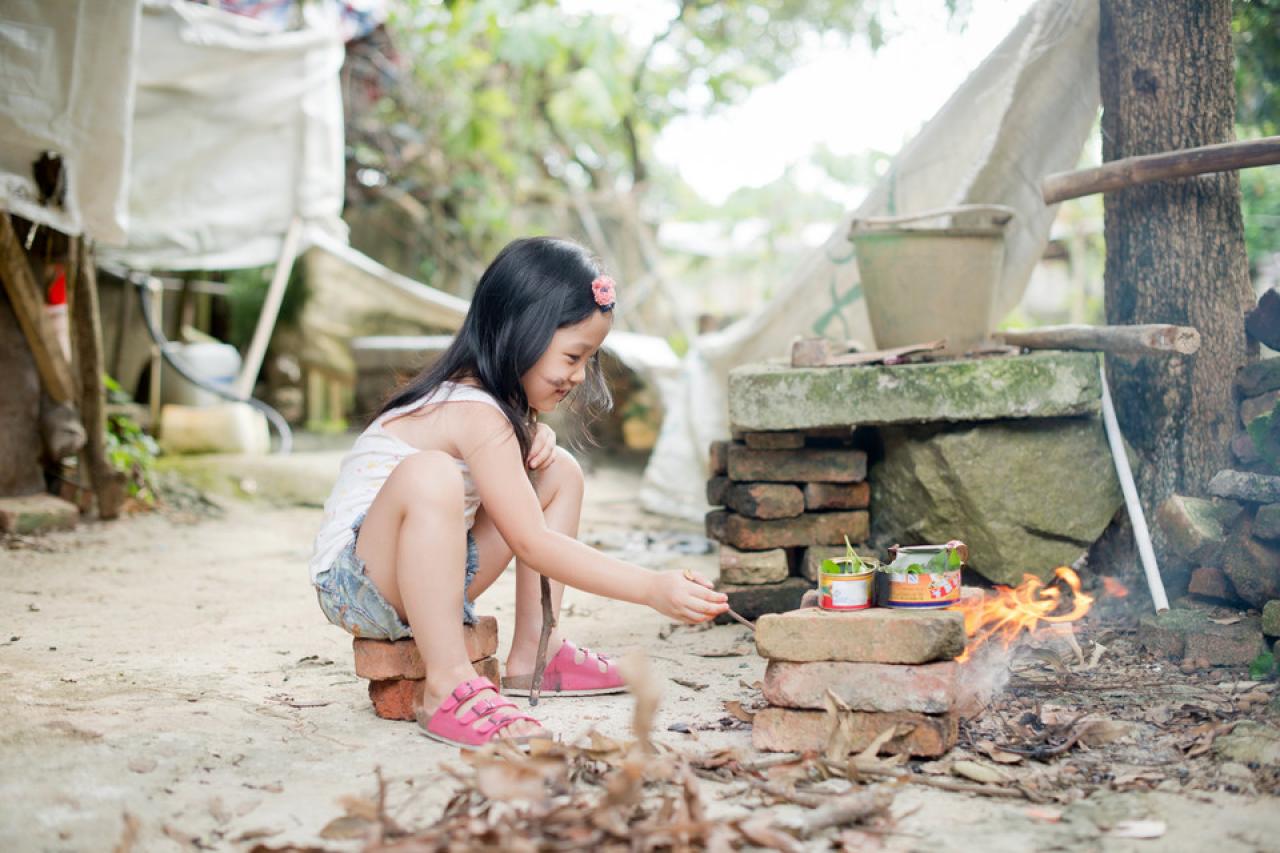 诗诗正在生火做饭的侧面照