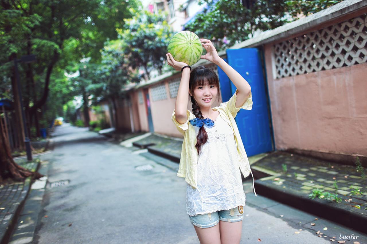萌妹子举起一个西瓜