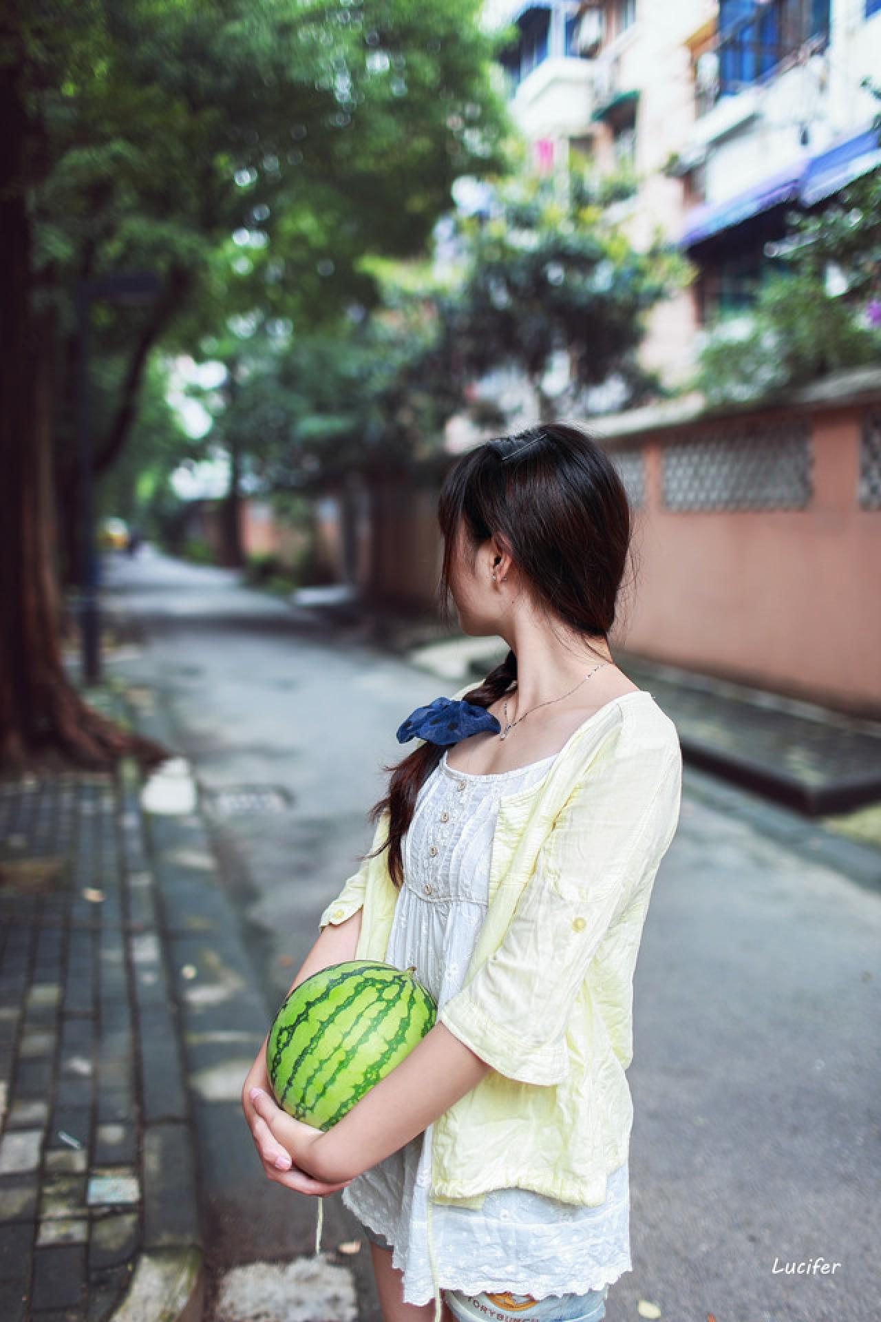 萌妹子抱着西瓜，回头张望