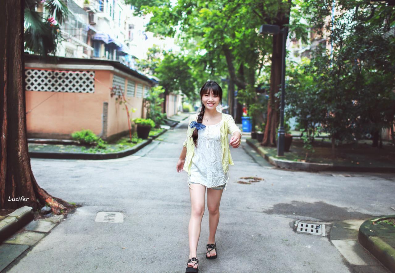 萌妹子大步向前走的姿势