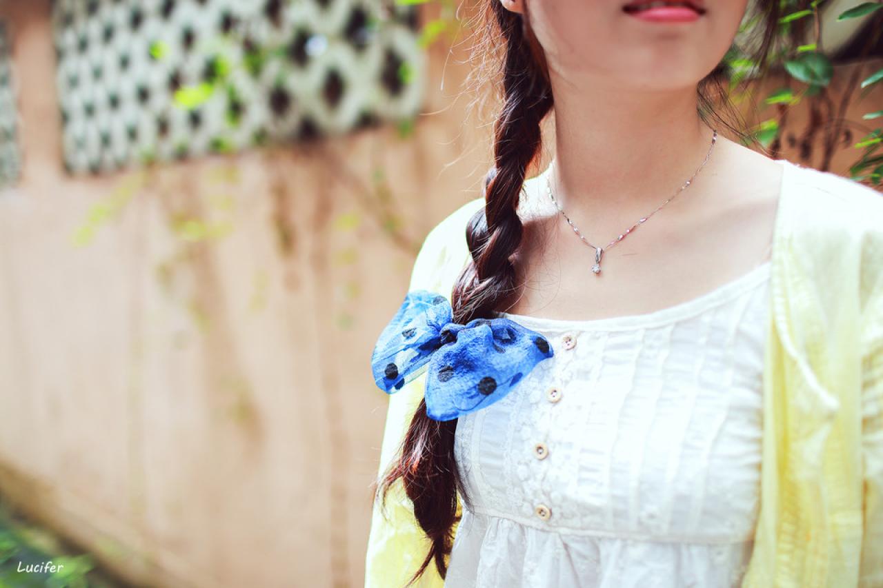 萌妹子带着蝴蝶结马尾辫