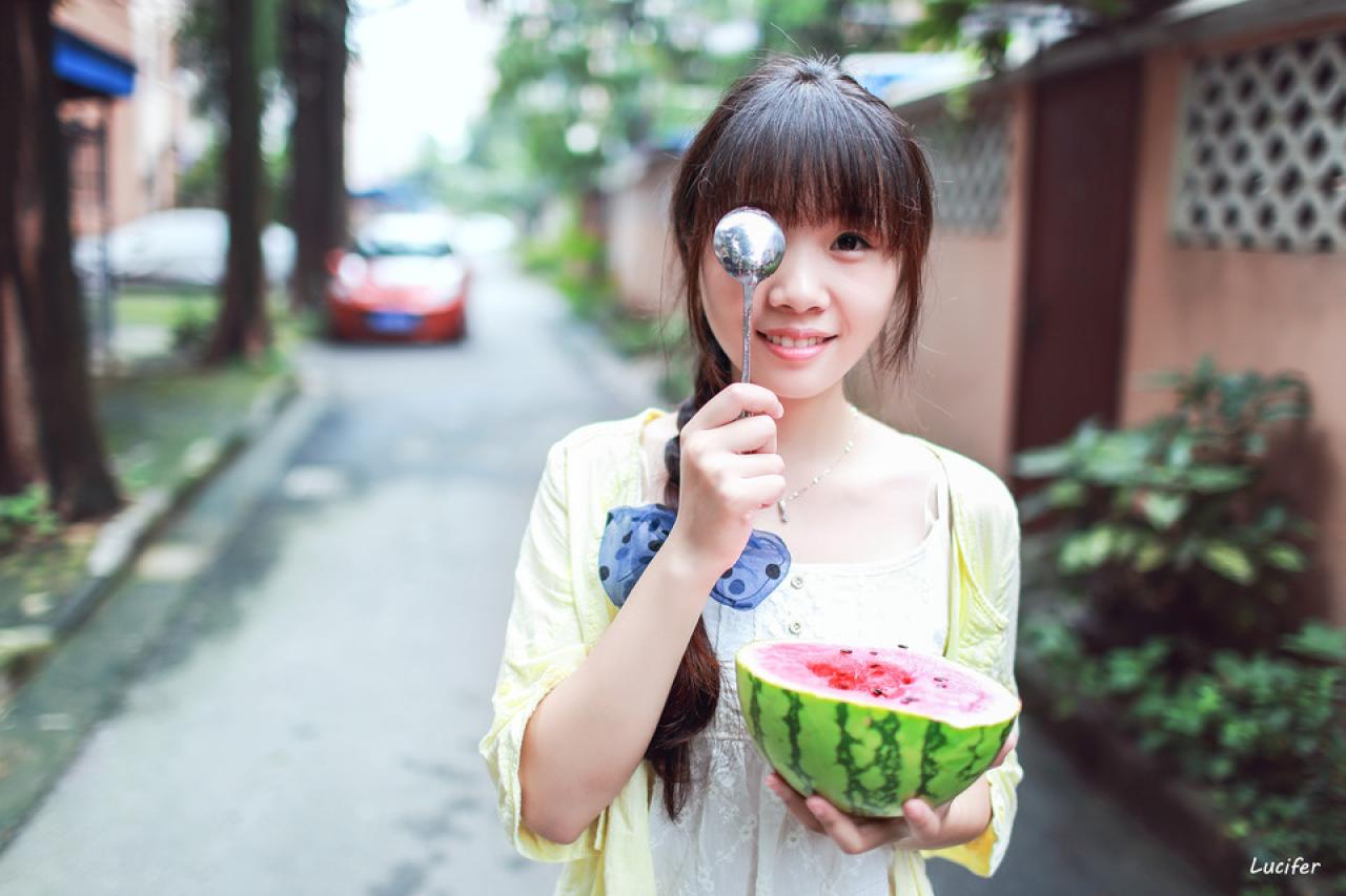 萌妹子拿着勺子遮住半只眼睛