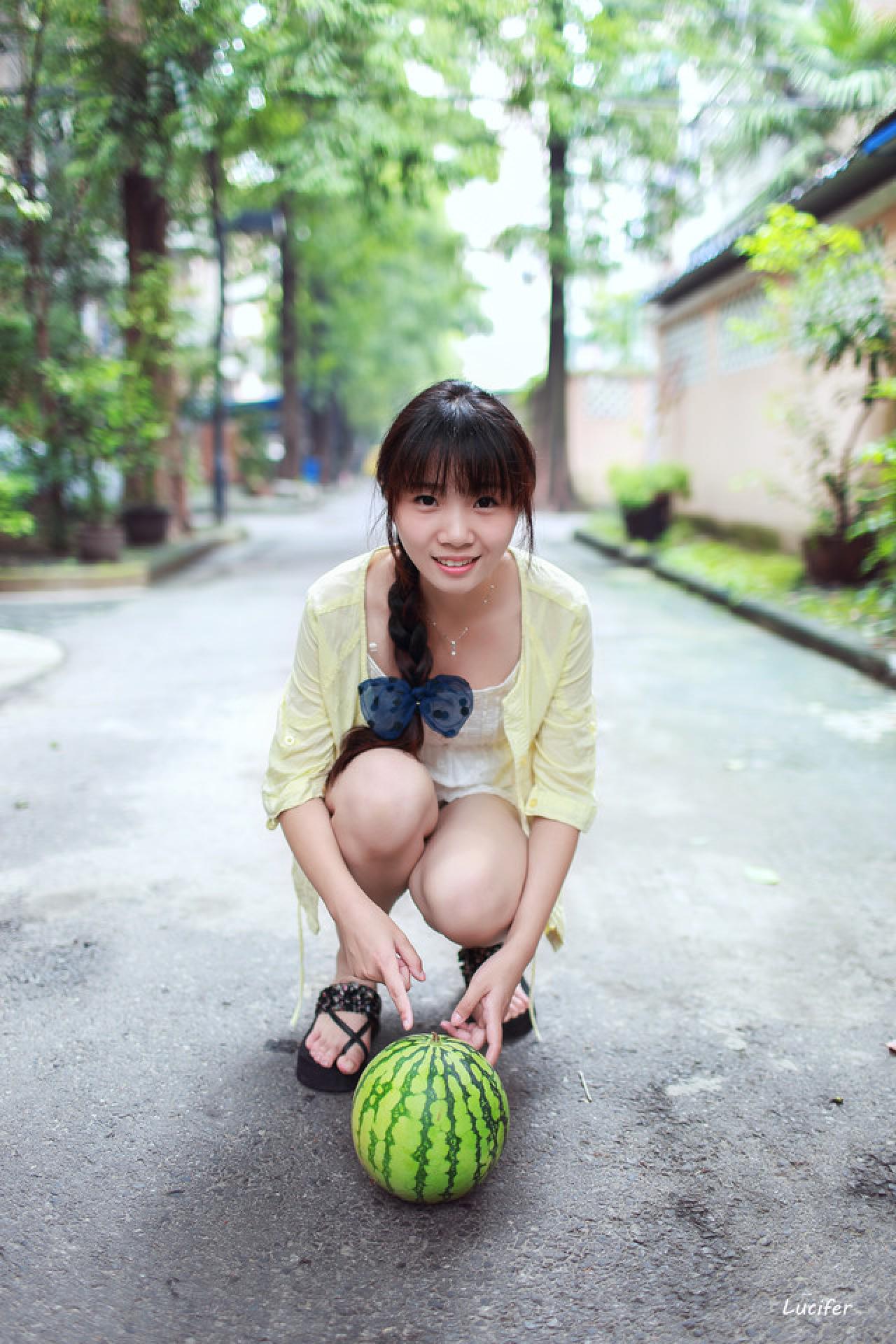 萌妹子蹲下指着西瓜的姿势