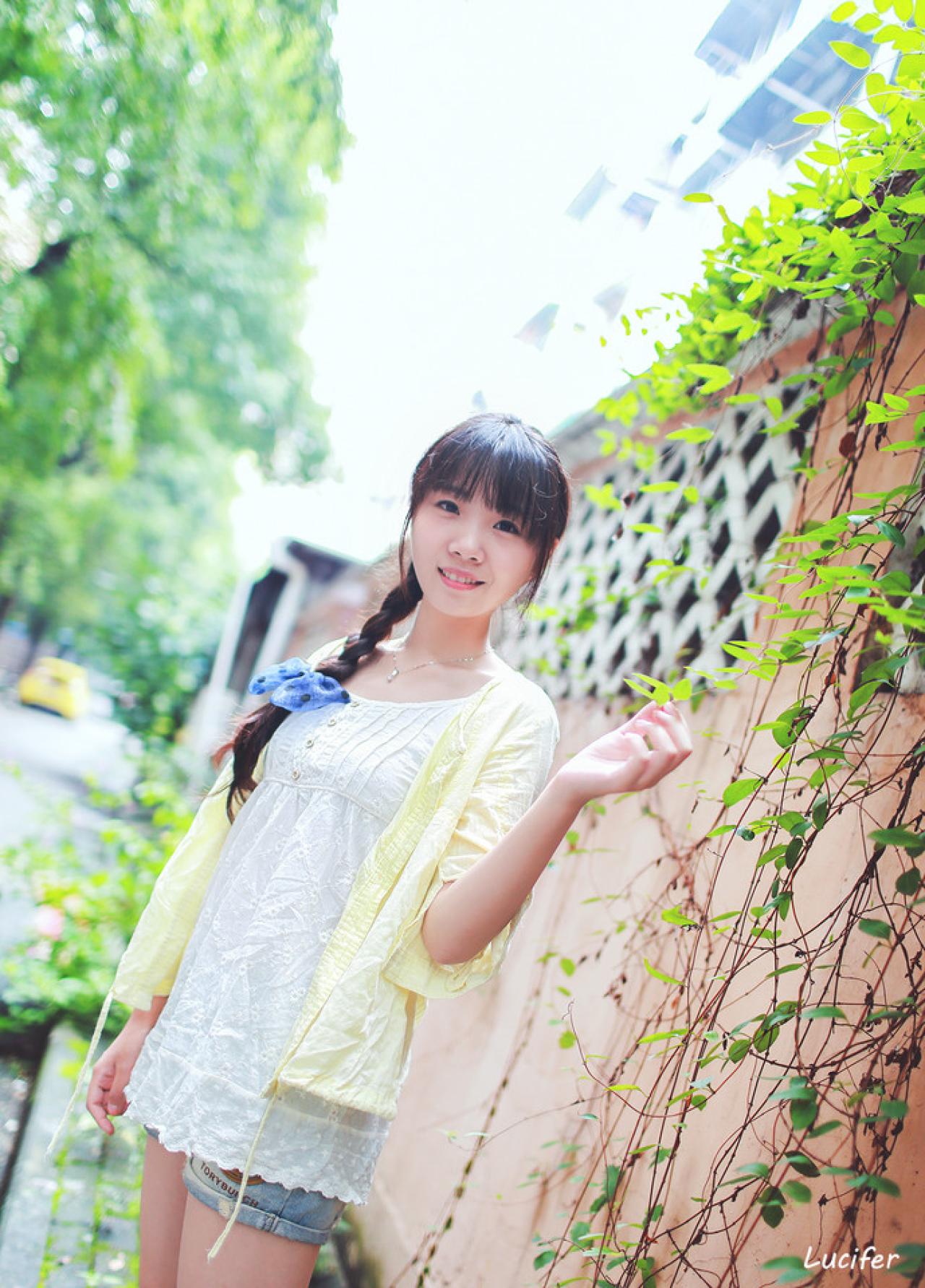 萌妹子捏着绿叶的姿势