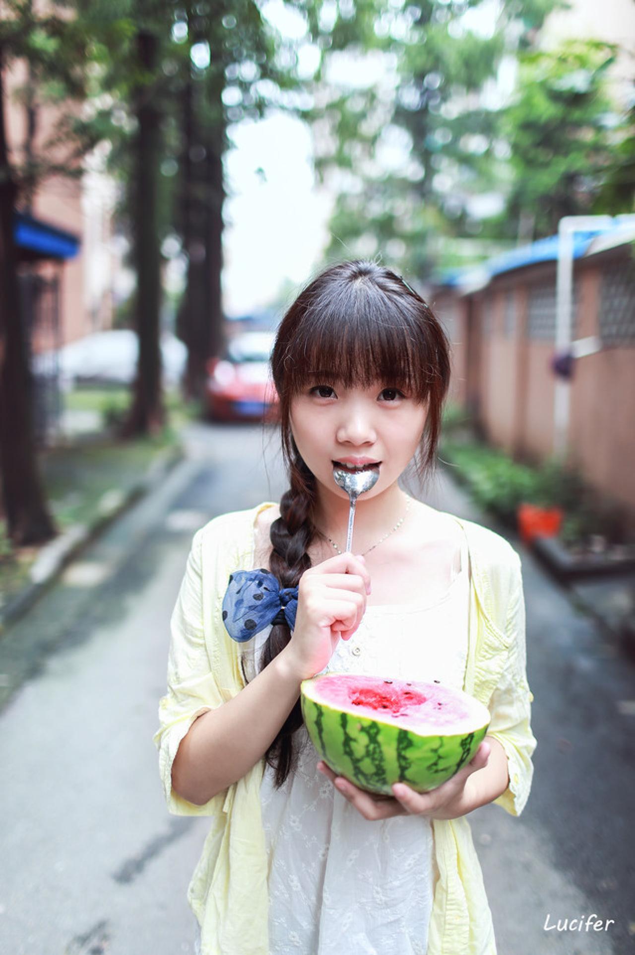 萌妹子咬着勺子，拿着挖开的西瓜姿势