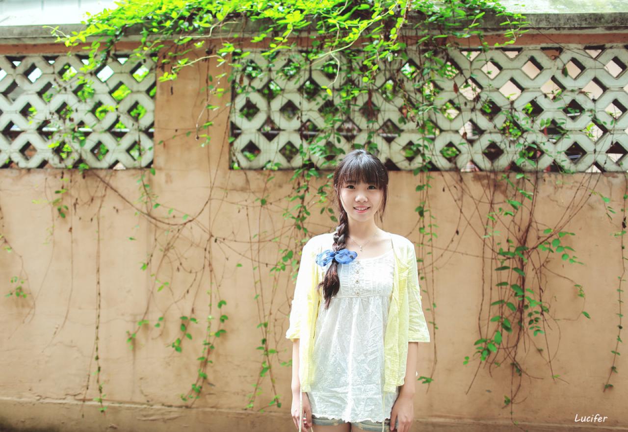 萌妹子站在墙旁