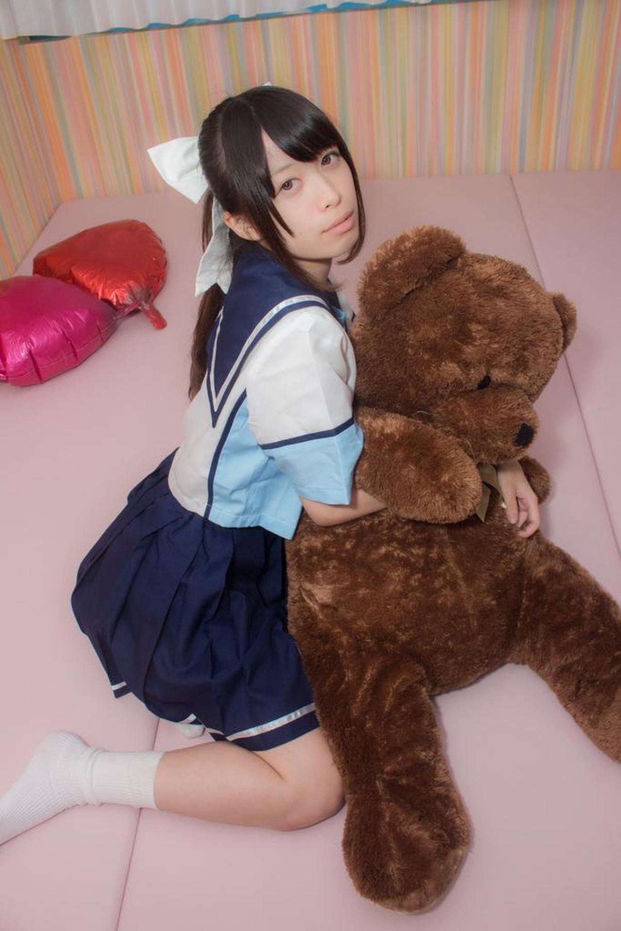 セクシーにゃんこ扮演高岭爱花抱着单身小熊