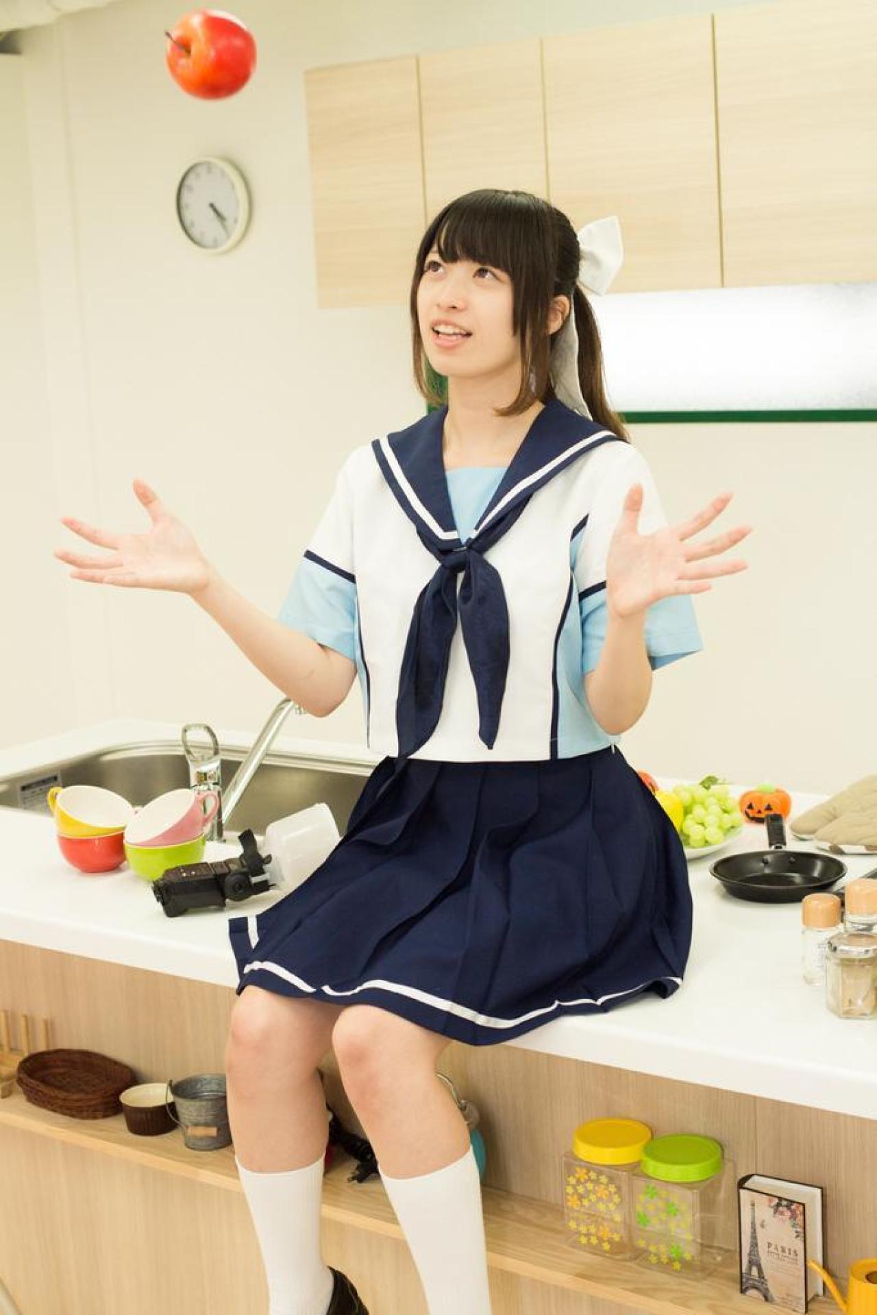 セクシーにゃんこ扮演高岭爱花坐在橱柜上，抛起苹果的姿势