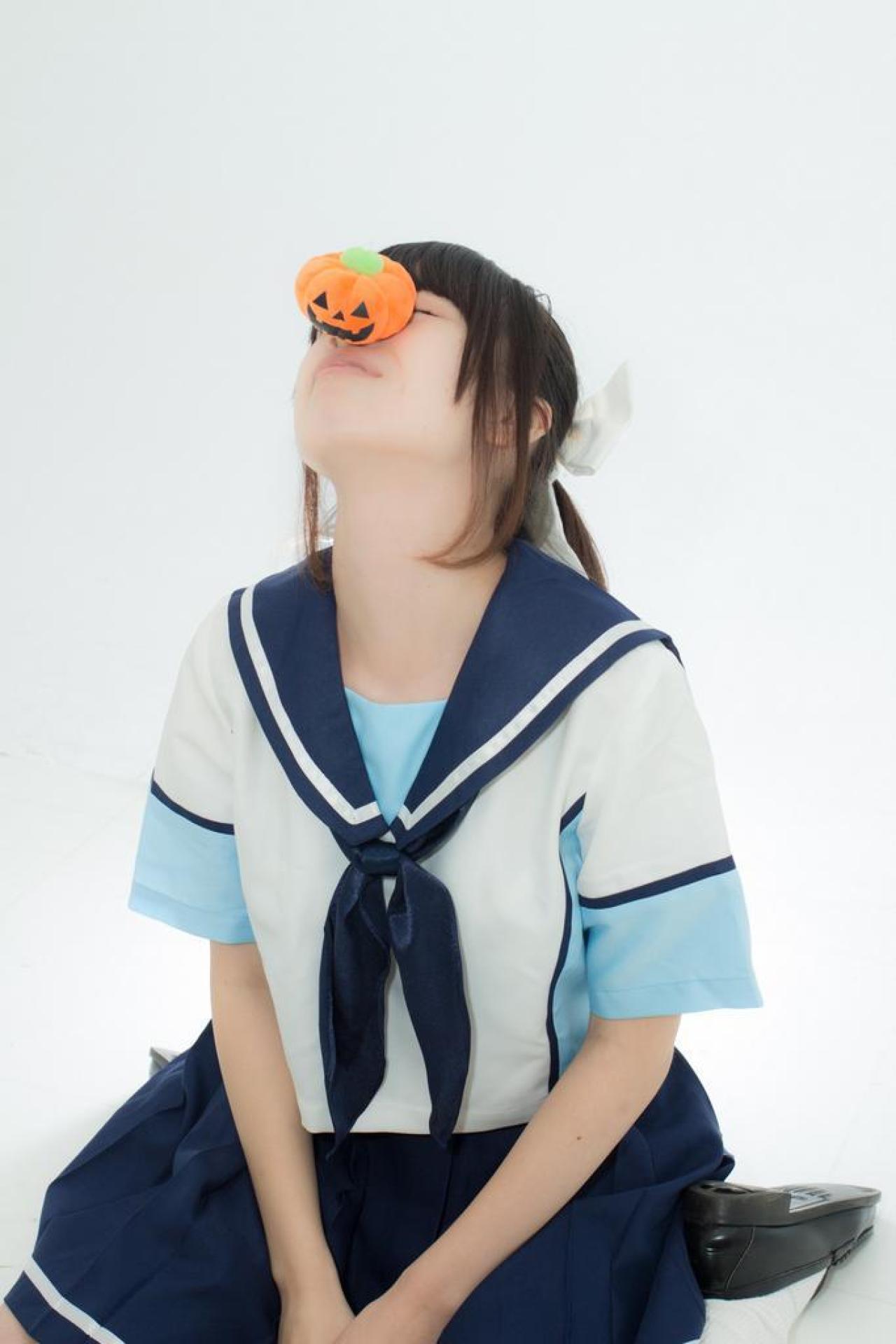 セクシーにゃんこ扮演高岭爱花用鼻子顶着南瓜的卖萌姿势