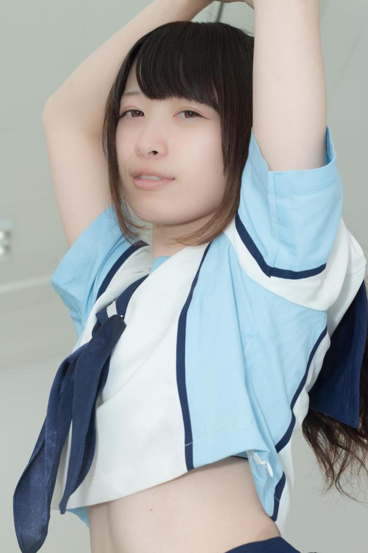 セクシーにゃんこ扮演高岭爱花伸懒腰的样子