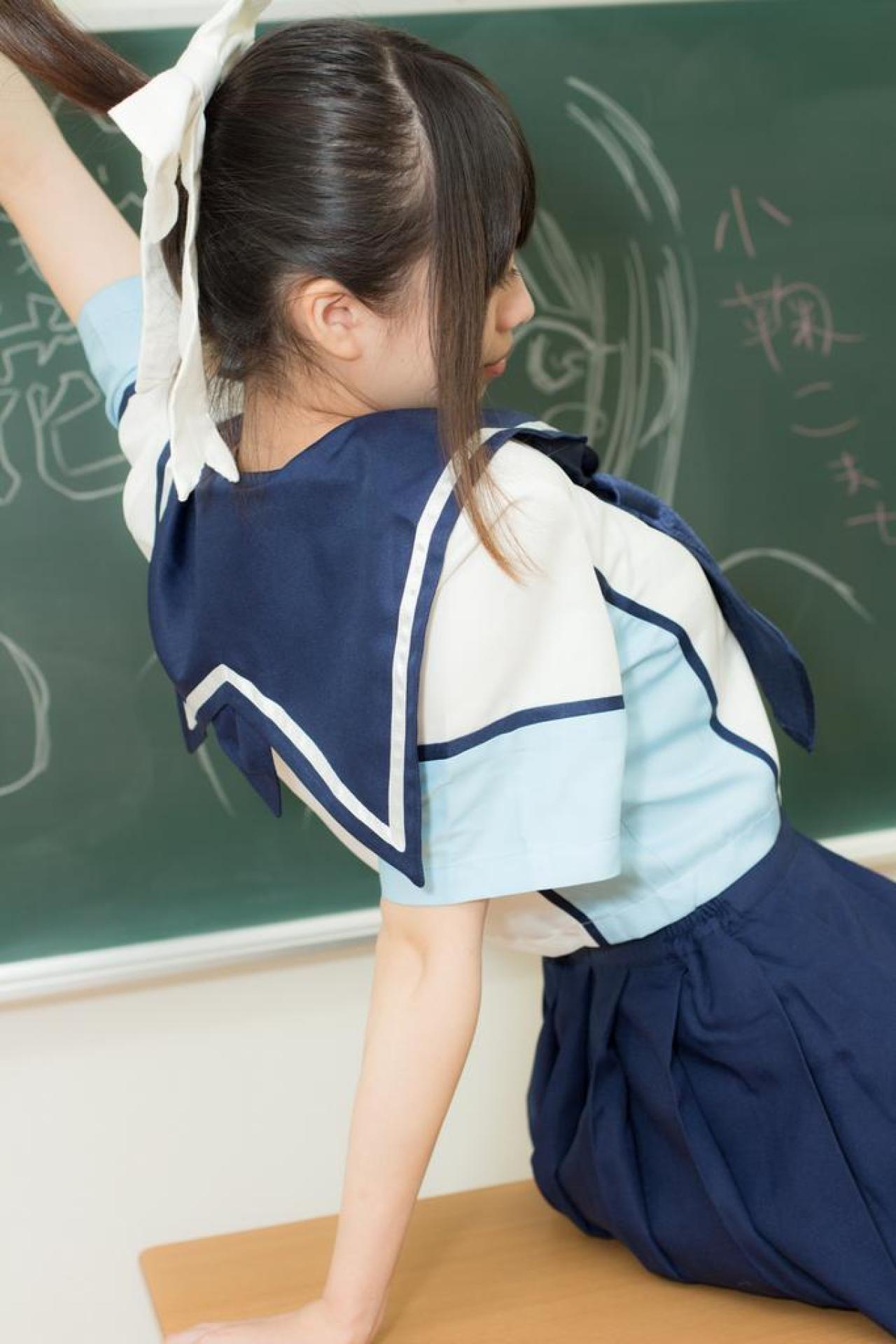 セクシーにゃんこ扮演高岭爱花坐在讲台上的侧面照