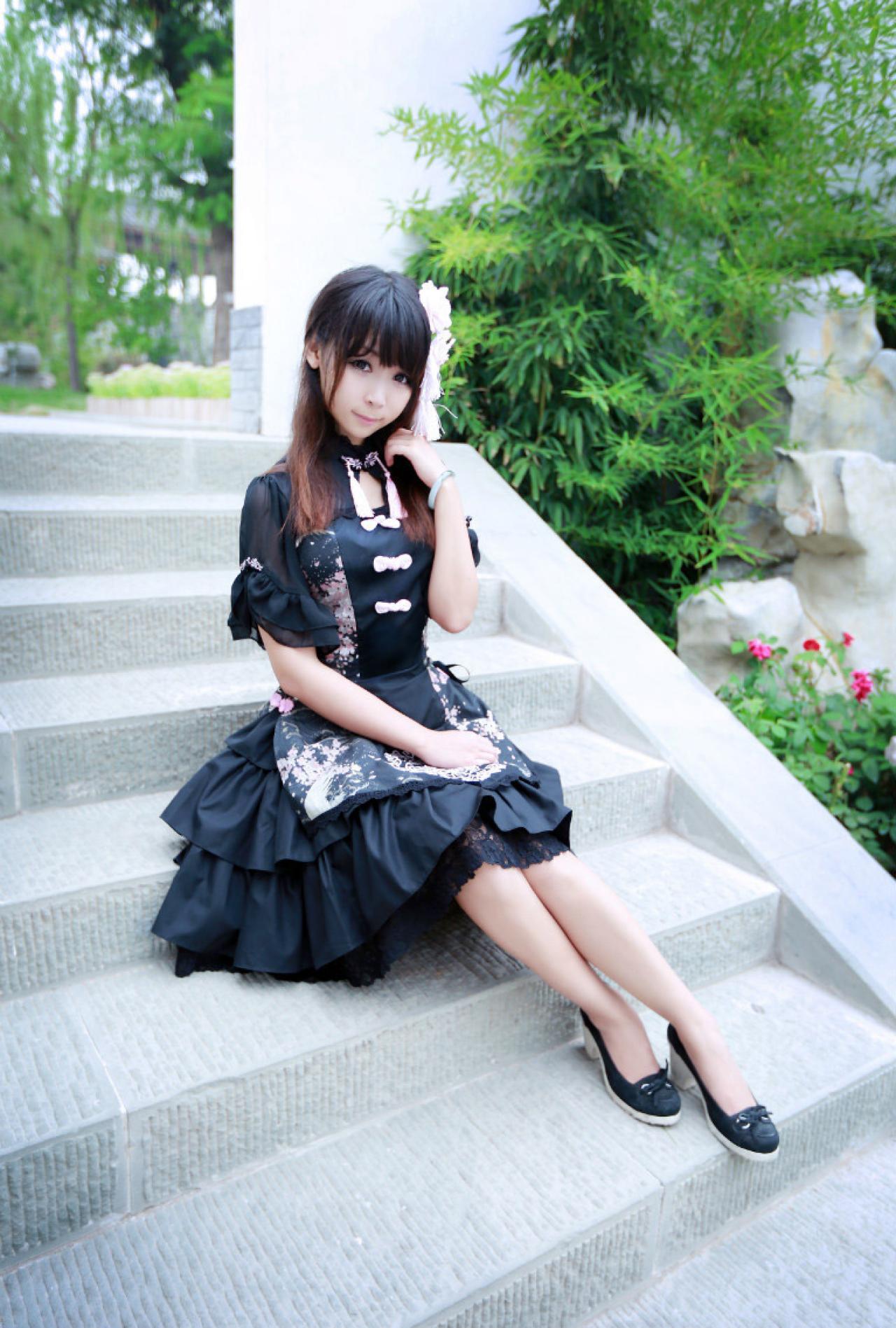 青梅素坐在石阶上