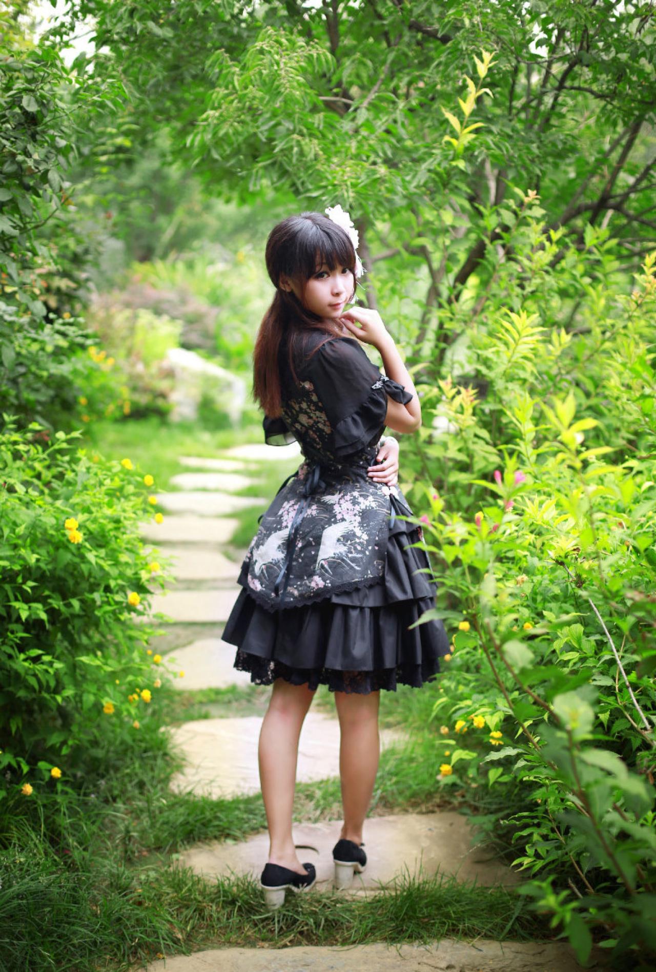 青梅素在园中小路上回眸的姿势